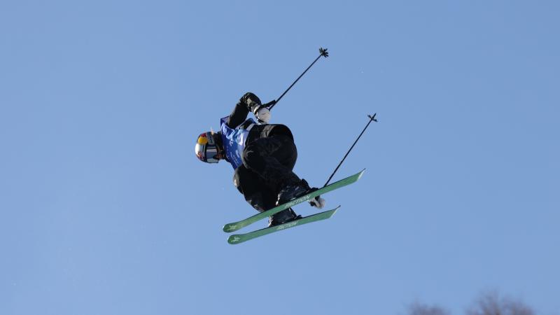 被赠送云达不莱梅印有8号的球衣，克罗斯：这是合同报价吗