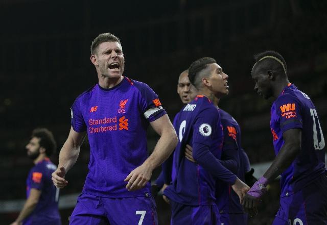 亚泰为客场全勤球迷颁发纪念证书，谭龙、徐浩峰等人参与颁奖